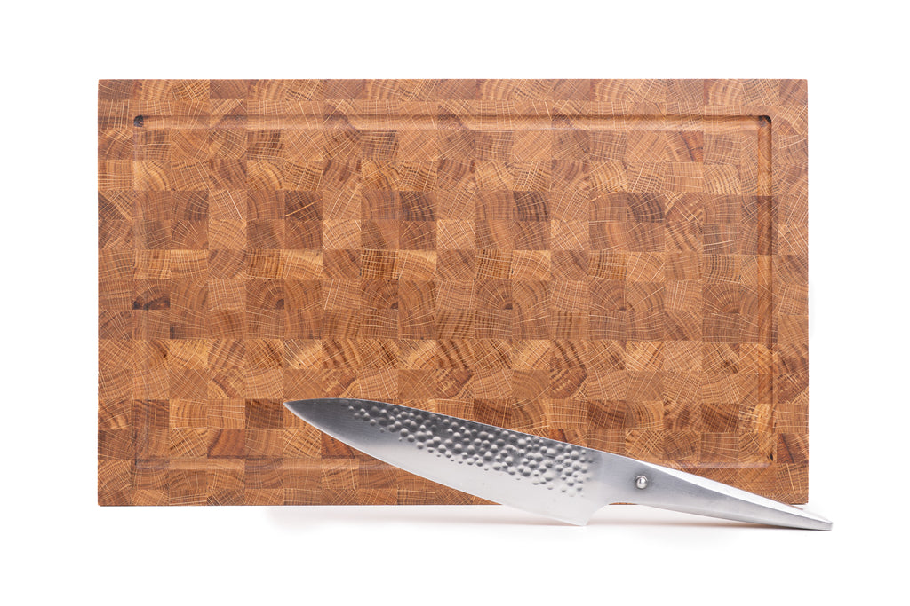 Dębowa deska sztorcowa do krojenia z rowkiem na soki. Z Kolekcji "Frakt"