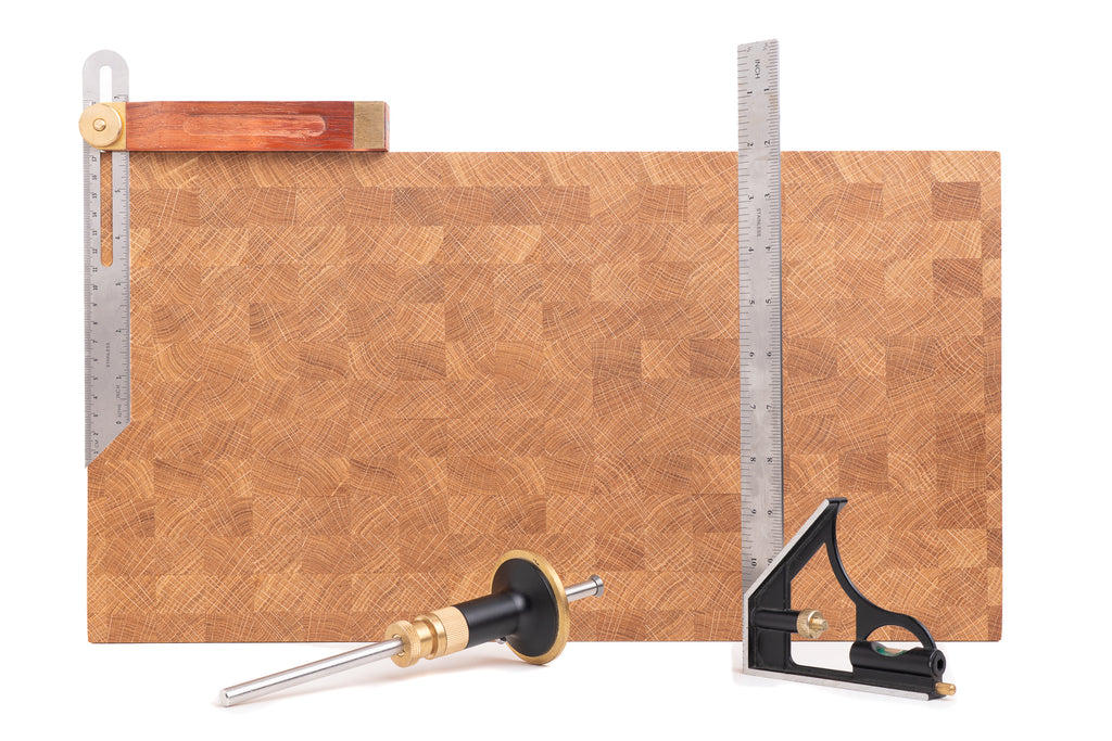 Deska sztorcowa dębowa z ułożonymi w ekspozycji przyrządami pomiarowymi 