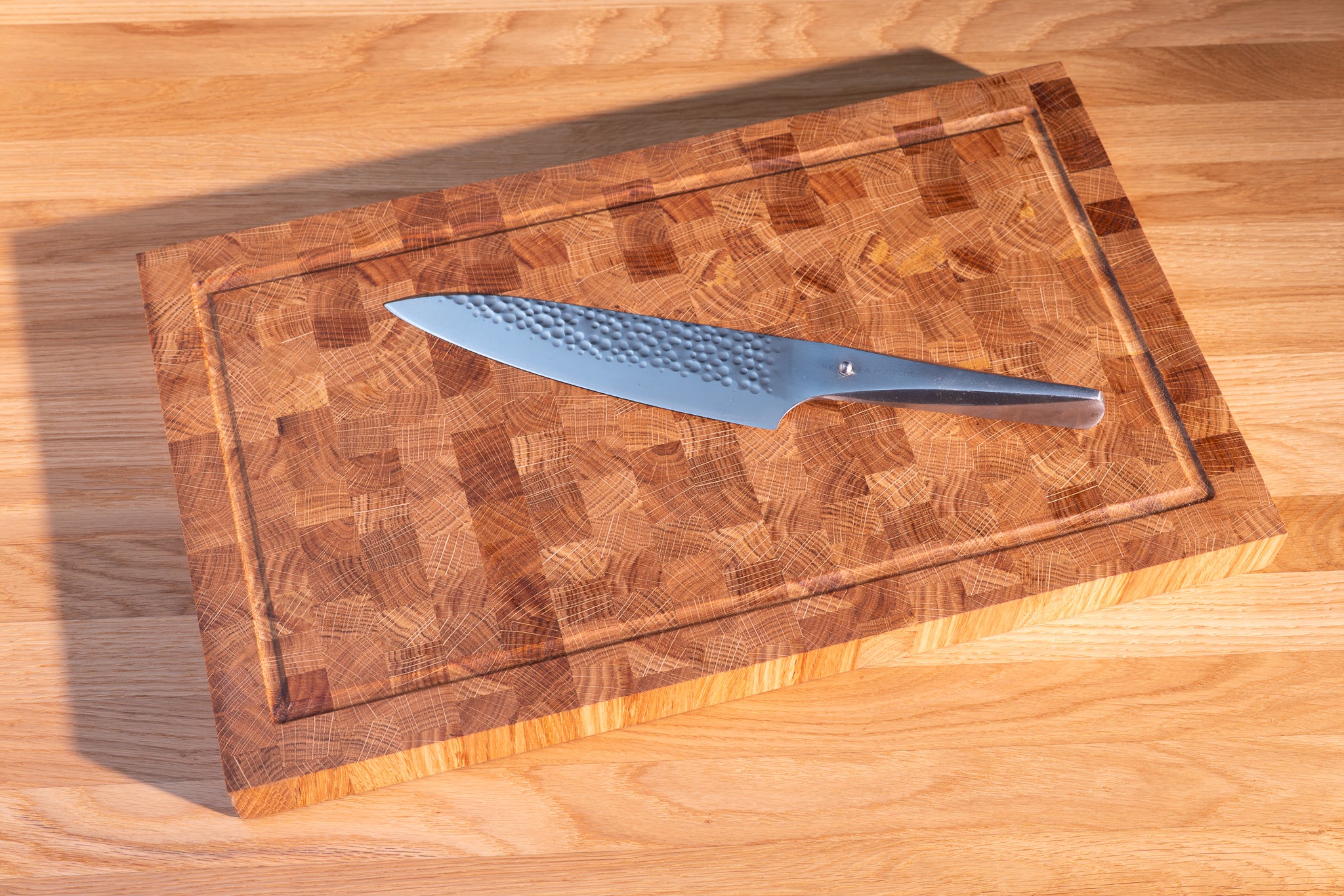 Dębowa deska sztorcowa do krojenia z rowkiem na soki. Z Kolekcji "Frakt"