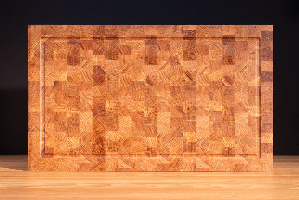 Dębowa deska sztorcowa do krojenia z rowkiem na soki. Z Kolekcji "Frakt"