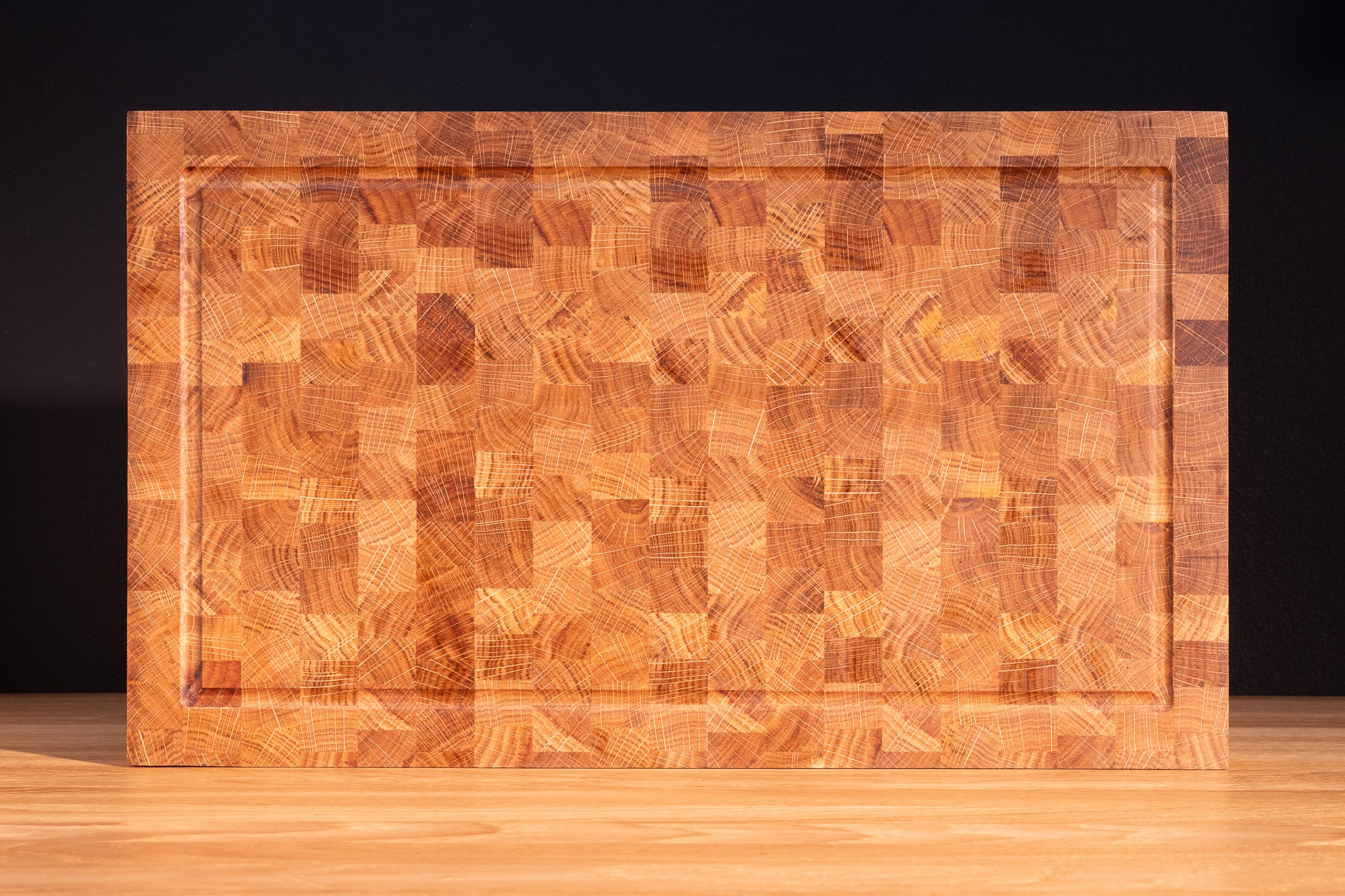 Dębowa deska sztorcowa do krojenia z rowkiem na soki. Z Kolekcji "Frakt"