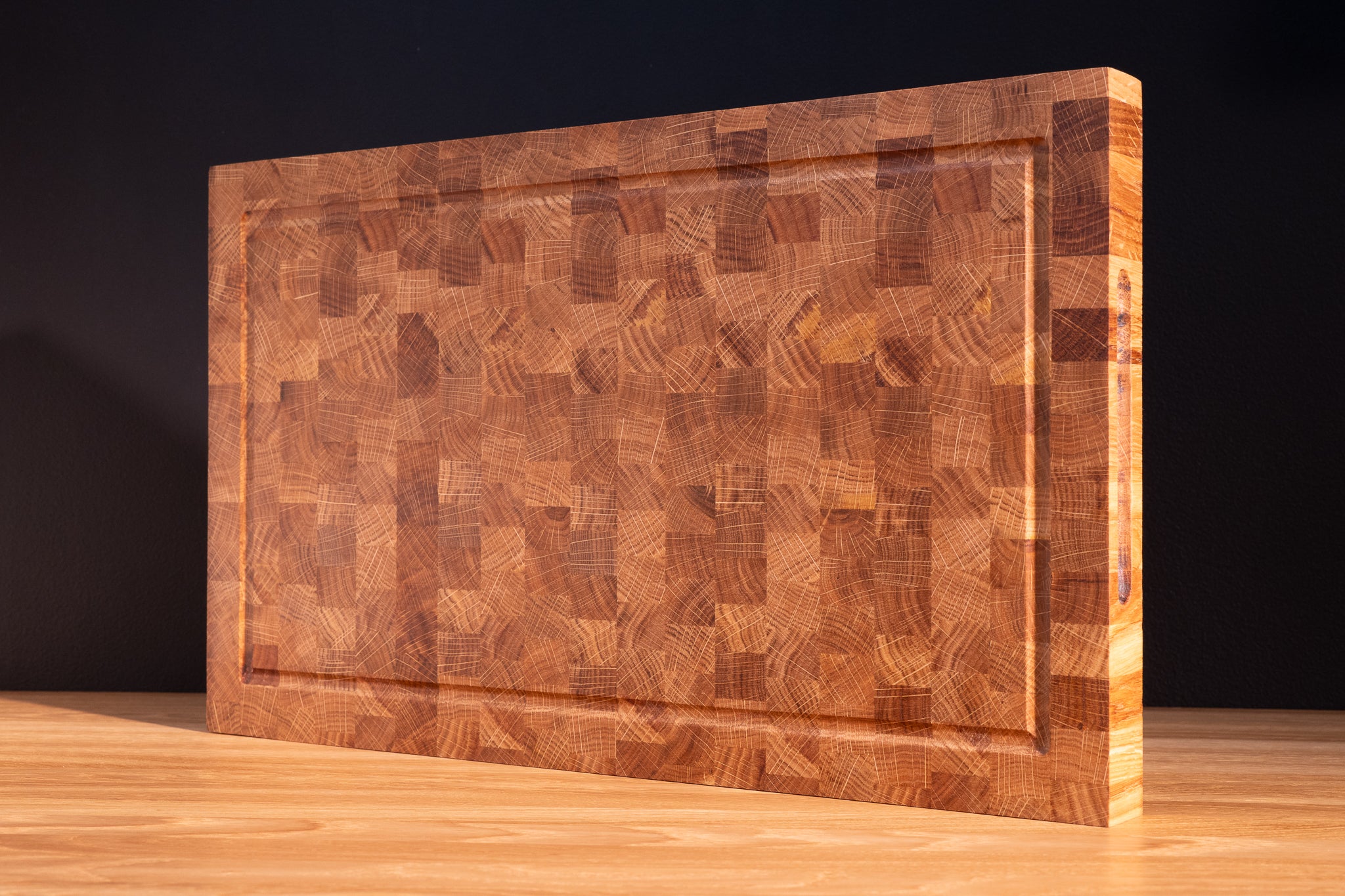 Dębowa deska sztorcowa do krojenia z rowkiem na soki. Z Kolekcji "Frakt"