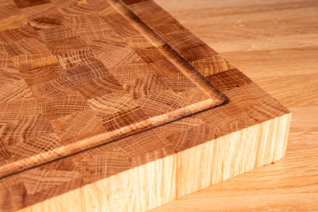Dębowa deska sztorcowa do krojenia z rowkiem na soki. Z Kolekcji "Frakt"