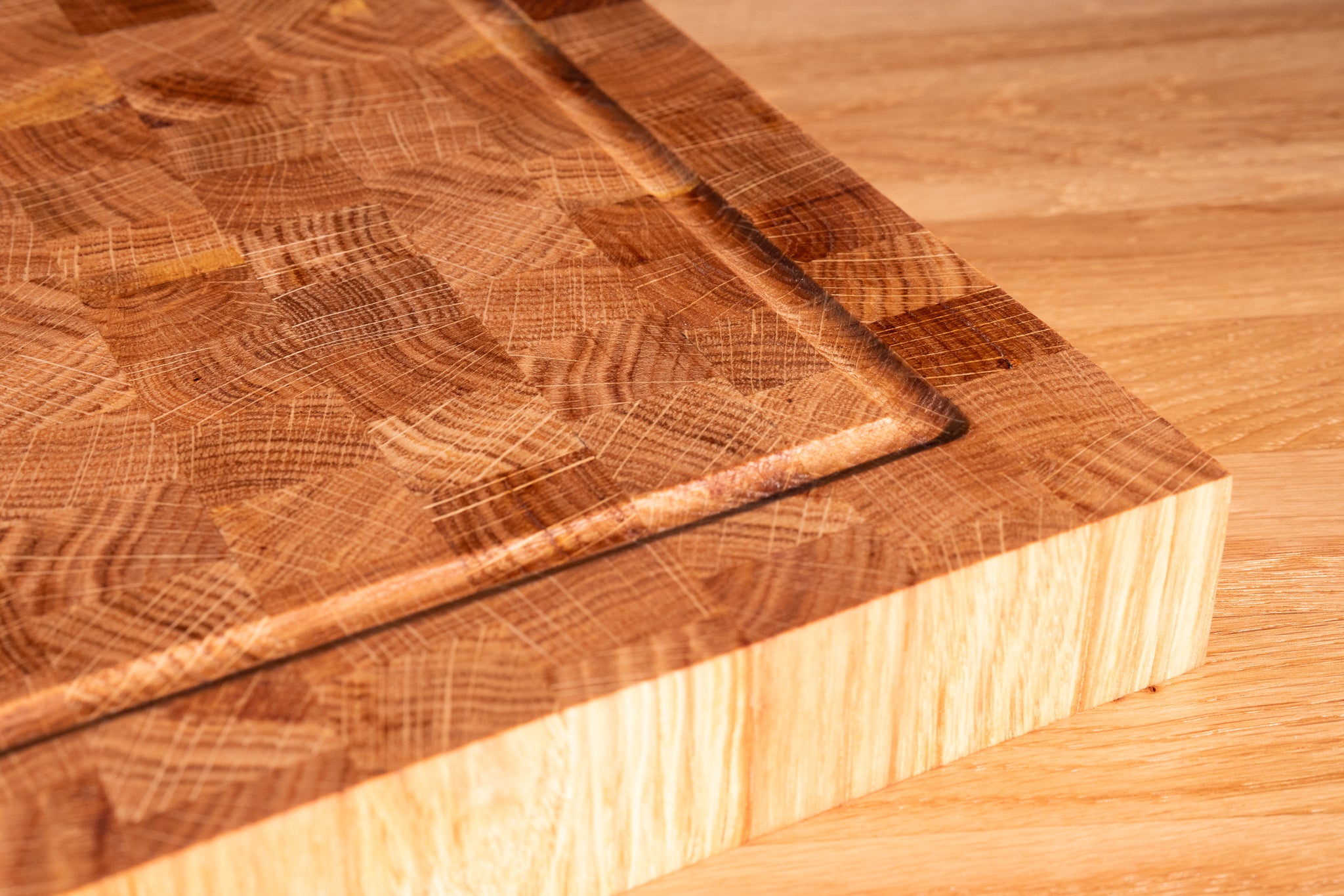 Dębowa deska sztorcowa do krojenia z rowkiem na soki. Z Kolekcji "Frakt"