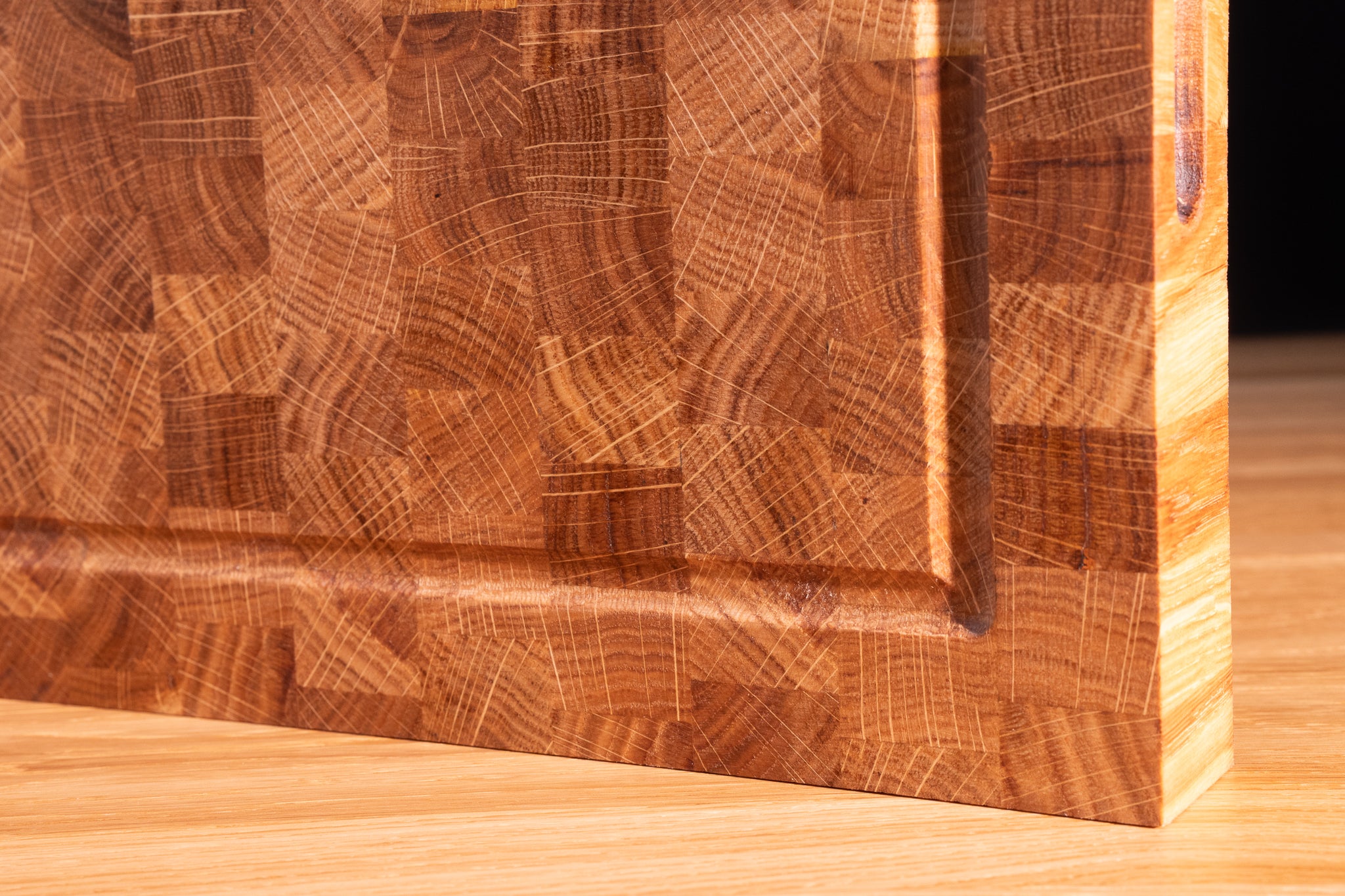 Dębowa deska sztorcowa do krojenia z rowkiem na soki. Z Kolekcji "Frakt"